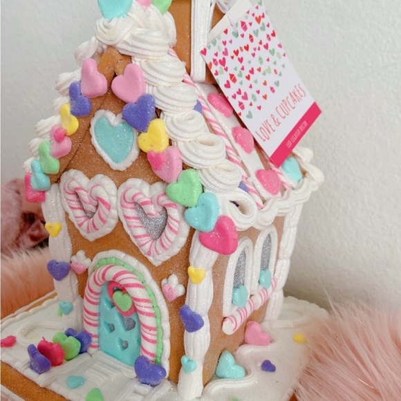 LOVE & CUPCAKES Pastel Valentine’s LightUp Conversation Hearts Gingerbread House - Picture 2 of 3